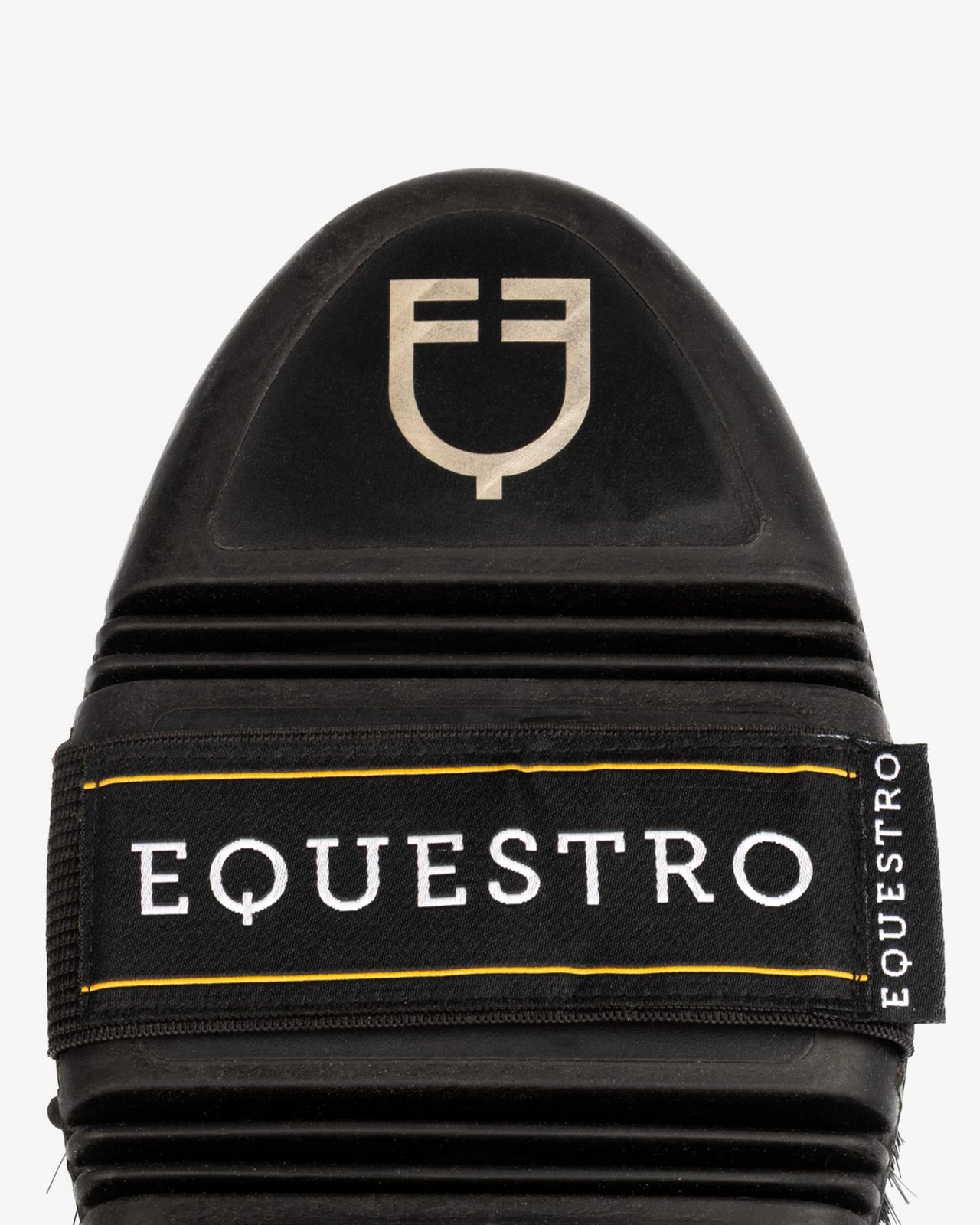 Flexible brush with short synthetic bristles