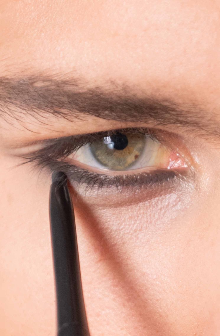 close-up-eye-with-be-bold-black-kajal