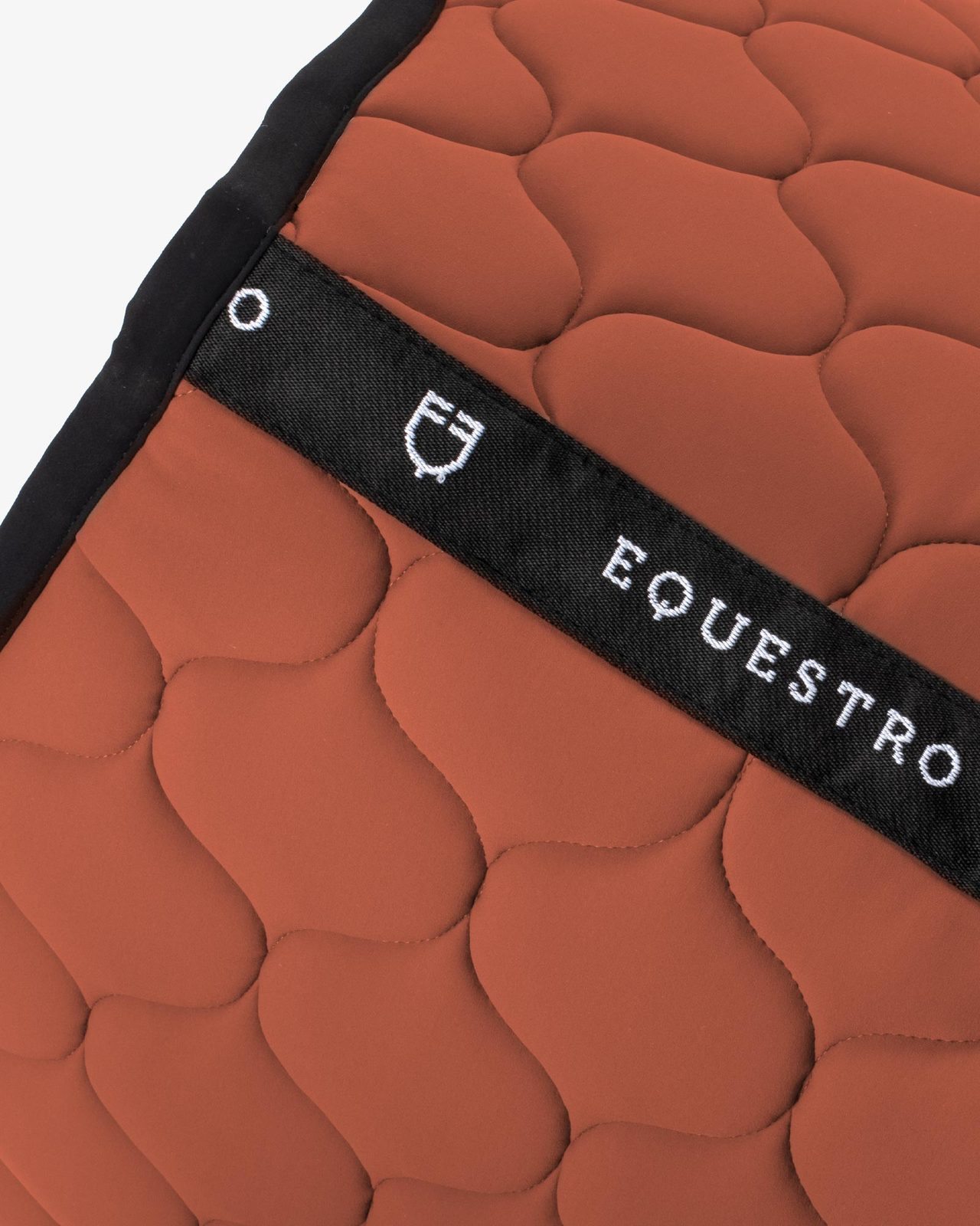 Jumping saddle pad with onion quilting