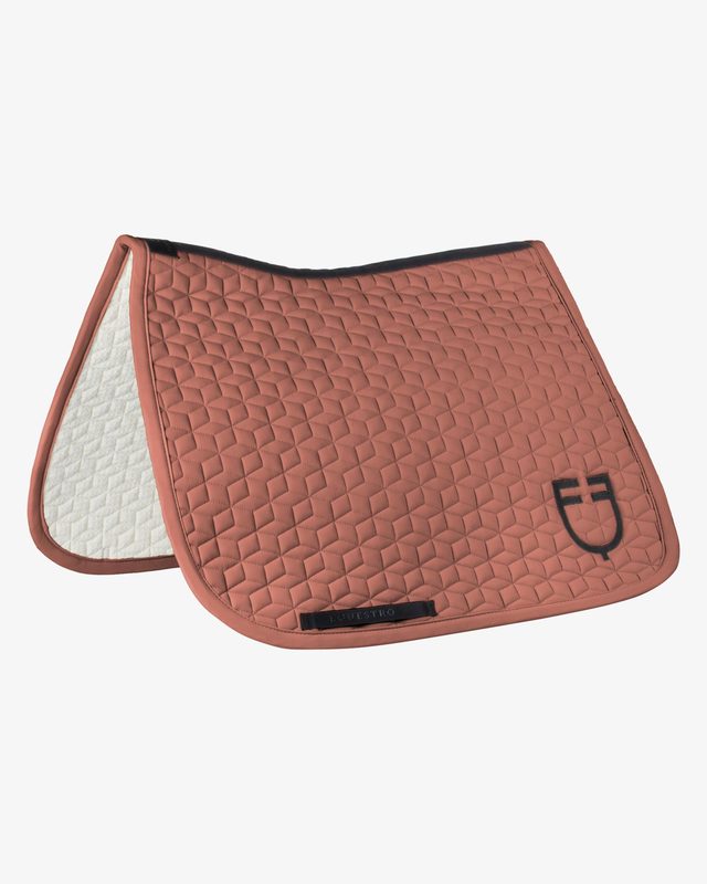 Dressage saddle pad with cube quilting