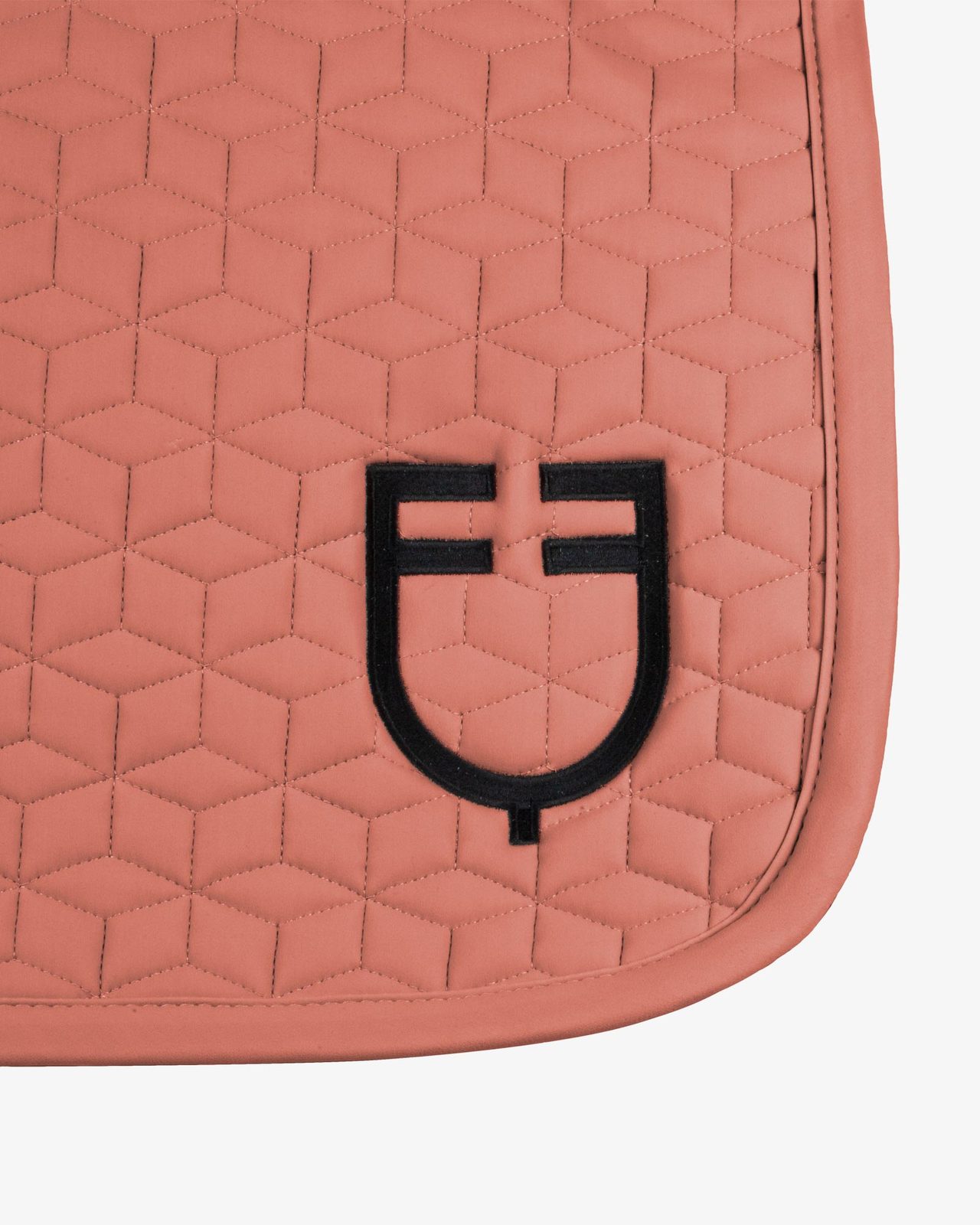 Dressage saddle pad with cube quilting