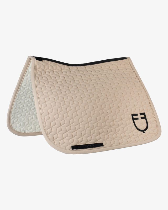 Dressage saddle pad with cube quilting