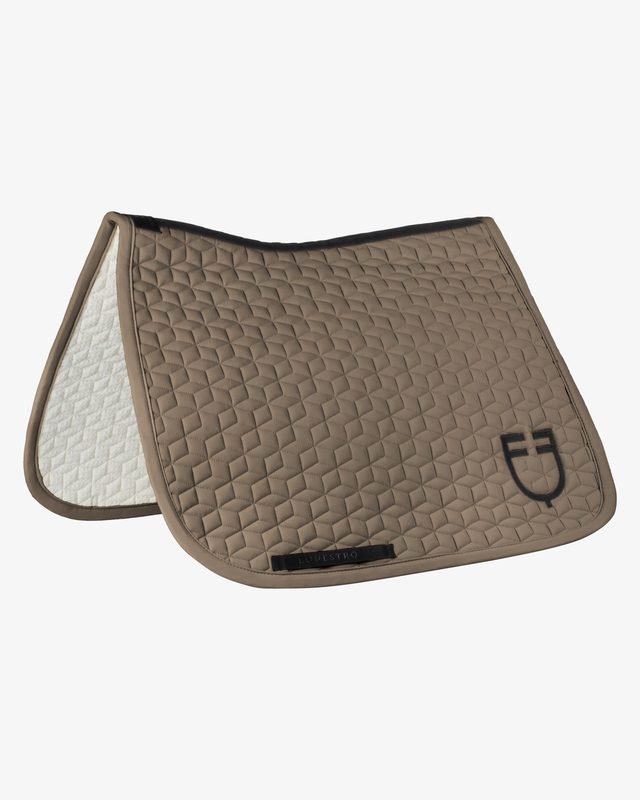 Dressage saddle pad with cube quilting