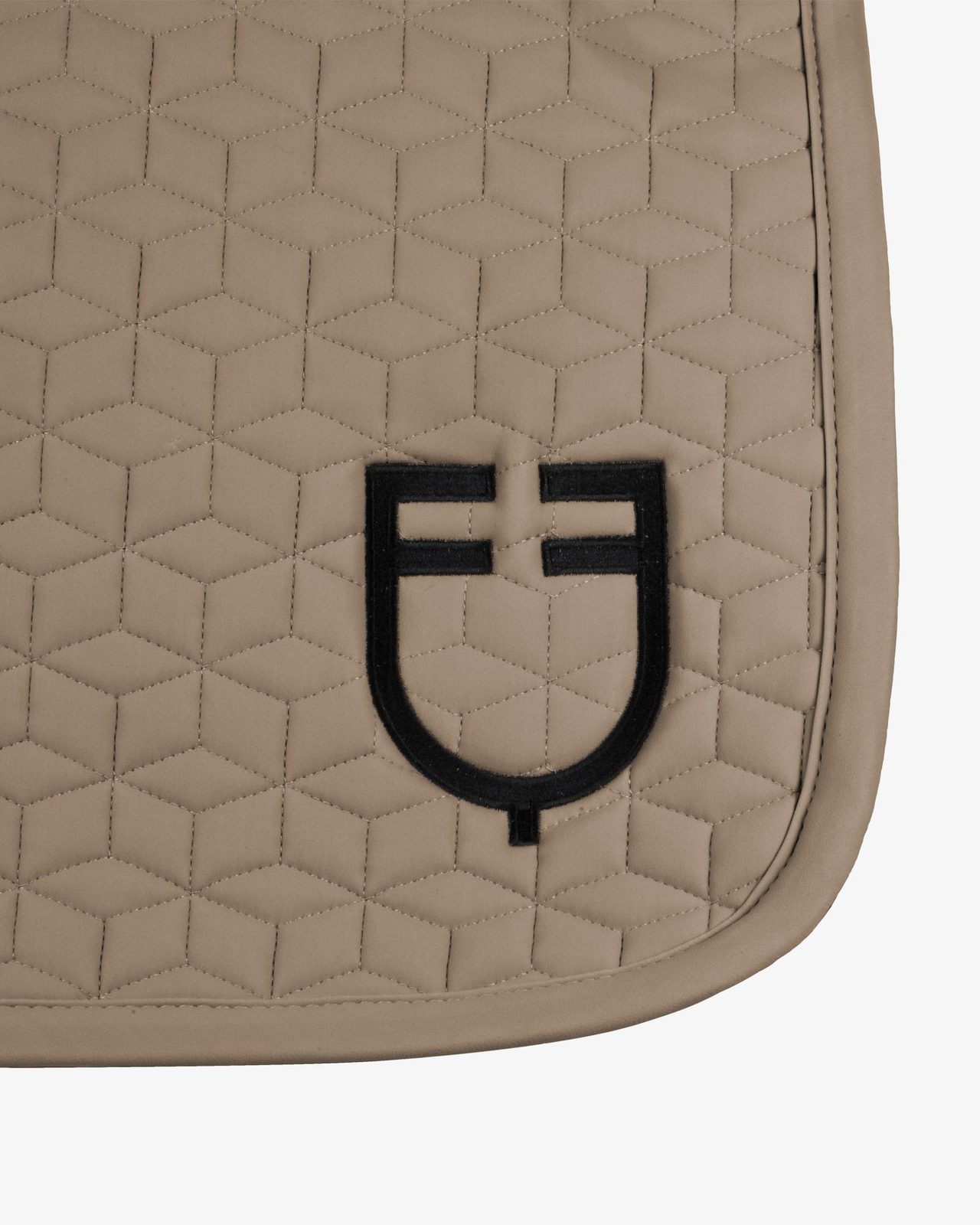 Dressage saddle pad with cube quilting