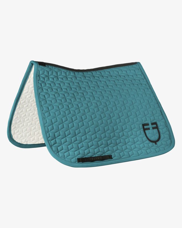 Dressage saddle pad with cube quilting
