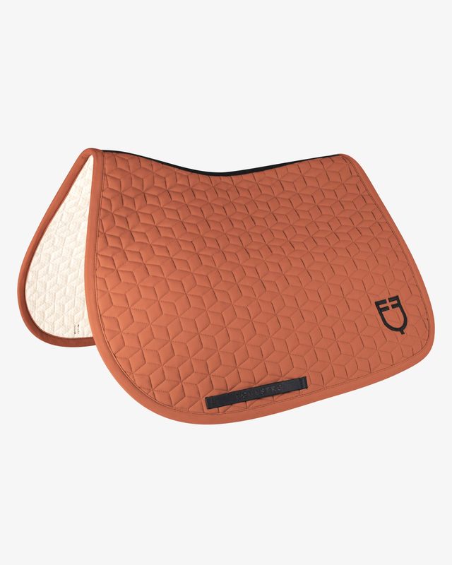Jumping saddle pad cube quilting