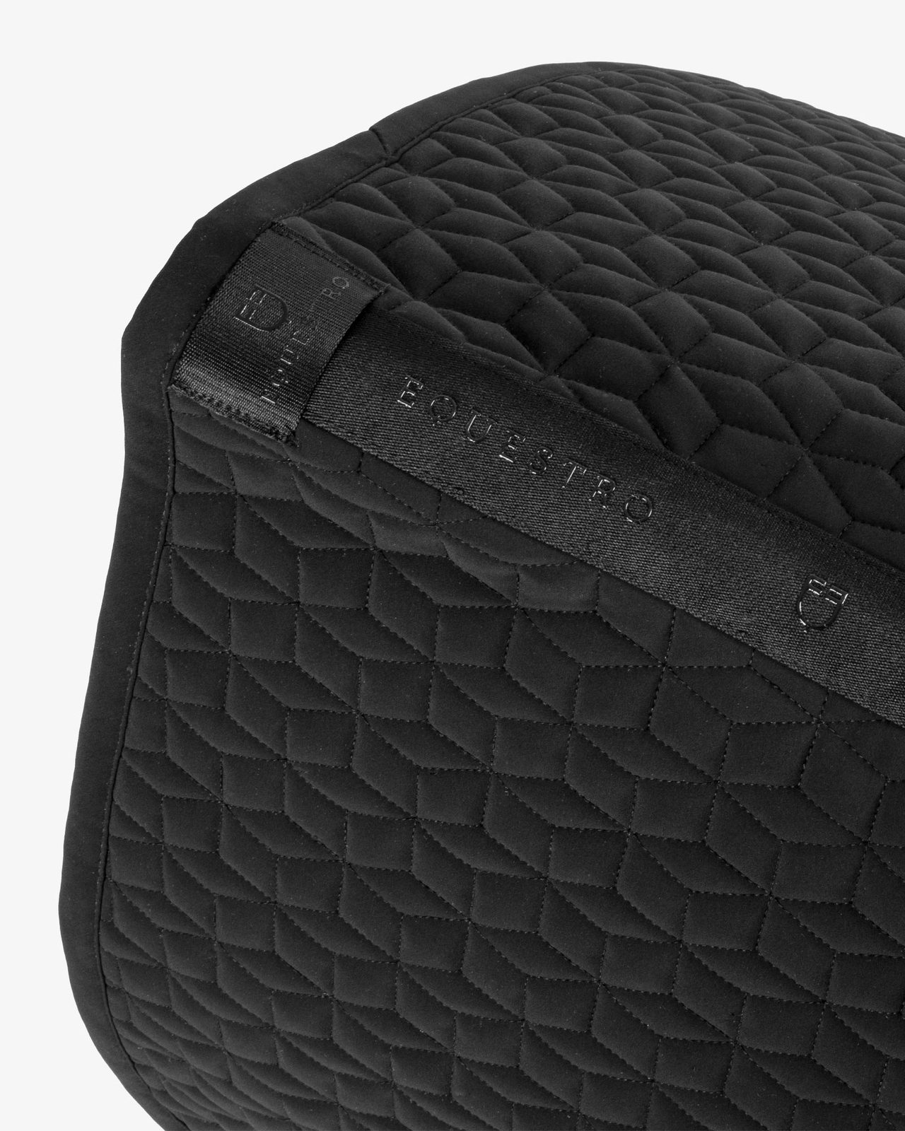 Dressage saddle pad with cube quilting