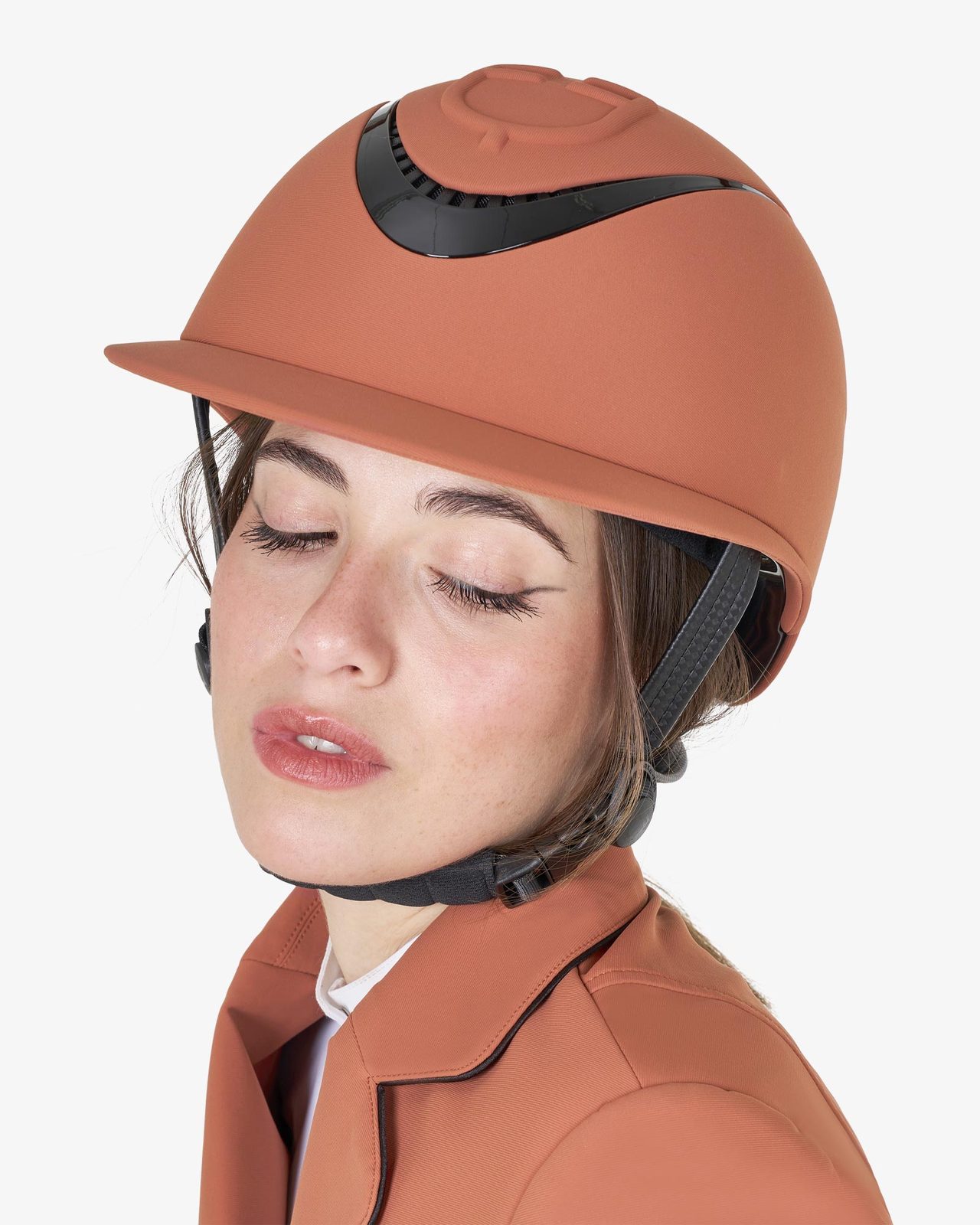 Women's helmet with wide visor and embossed logo homologation EN 1384-2023
