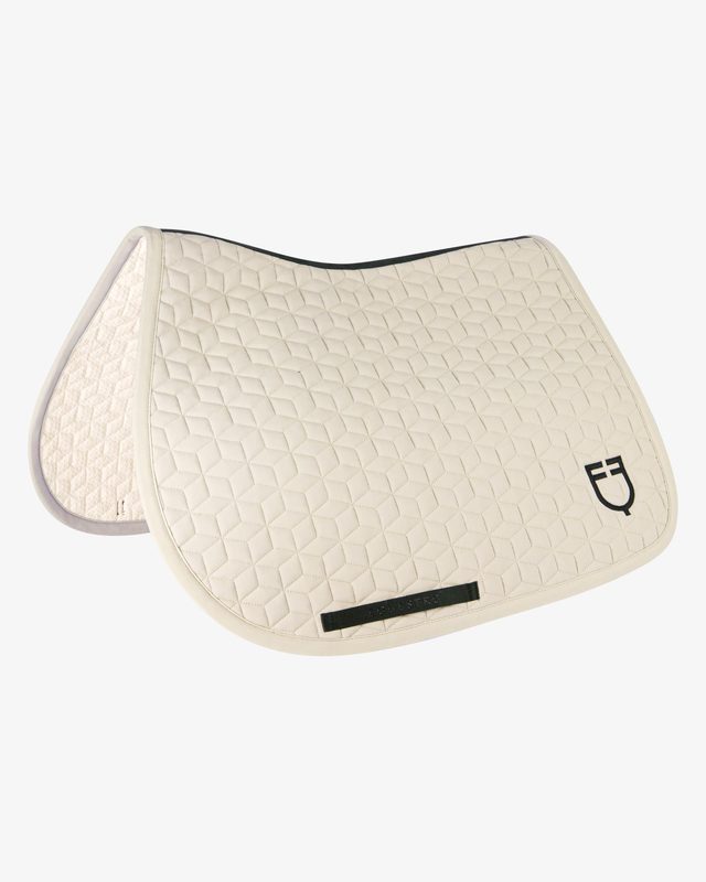 Jumping saddle pad cube quilting