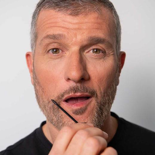 modello-utilizza-be-bushy-trasparente-sulla-barba