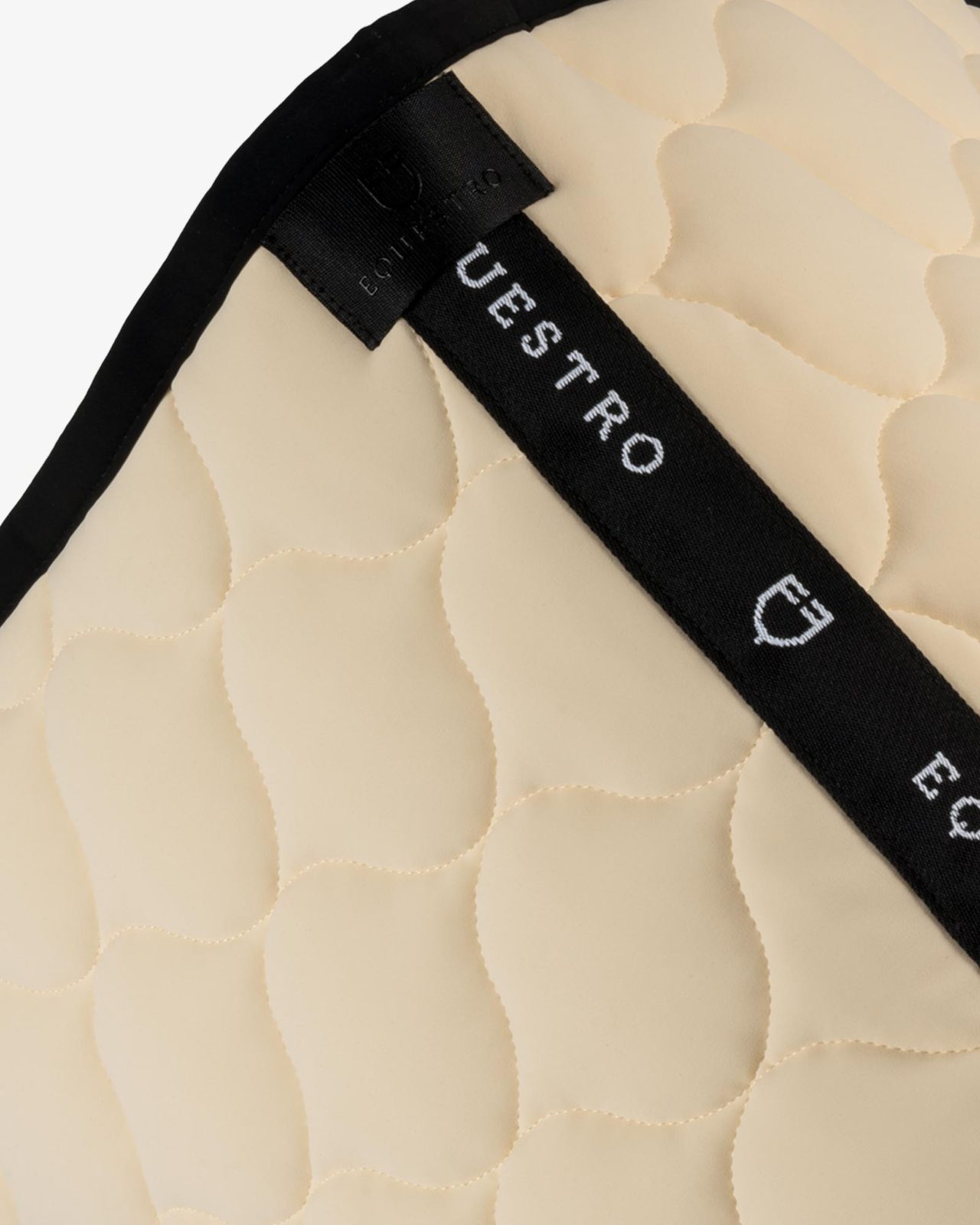 Jumping saddle pad with onion quilting