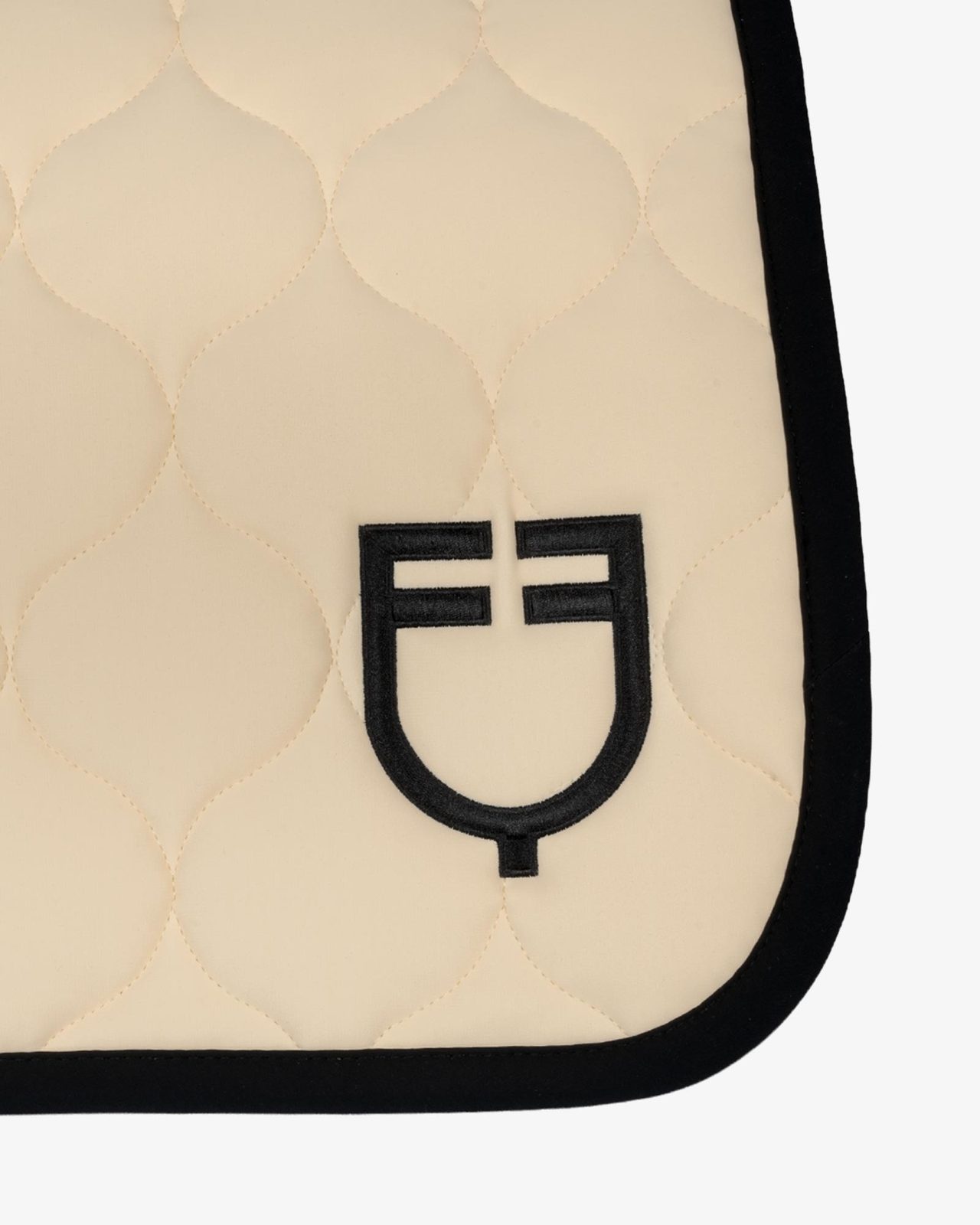 Jumping saddle pad with onion quilting