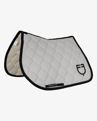Jumping saddle pad with onion quilting