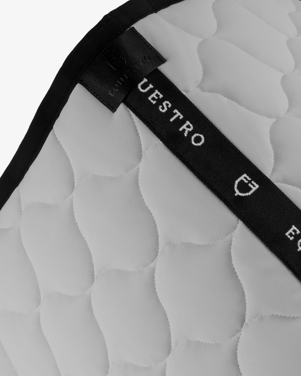 Jumping saddle pad with onion quilting