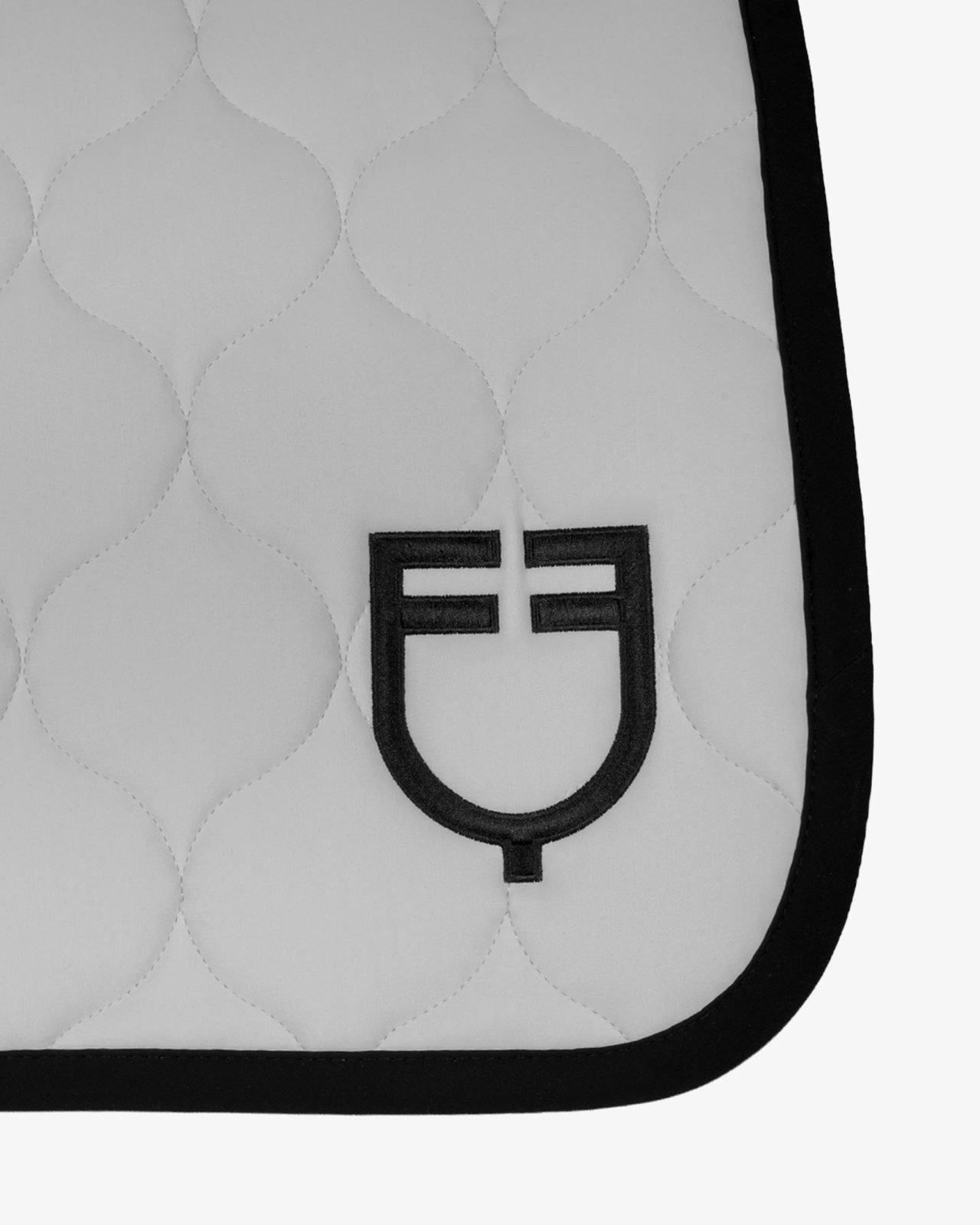 Jumping saddle pad with onion quilting