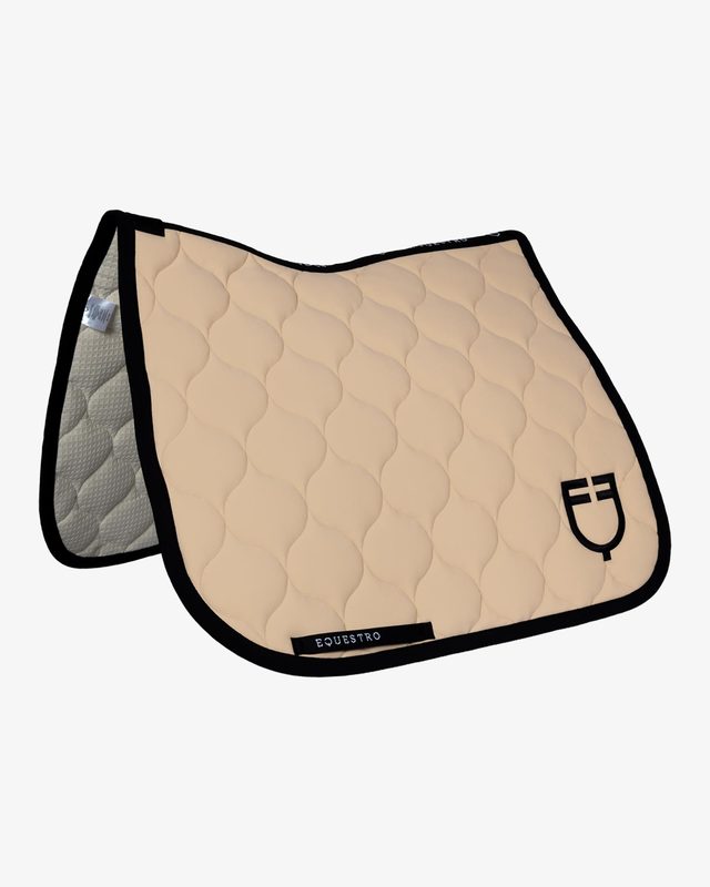 Dressage saddle pad with onion quilting