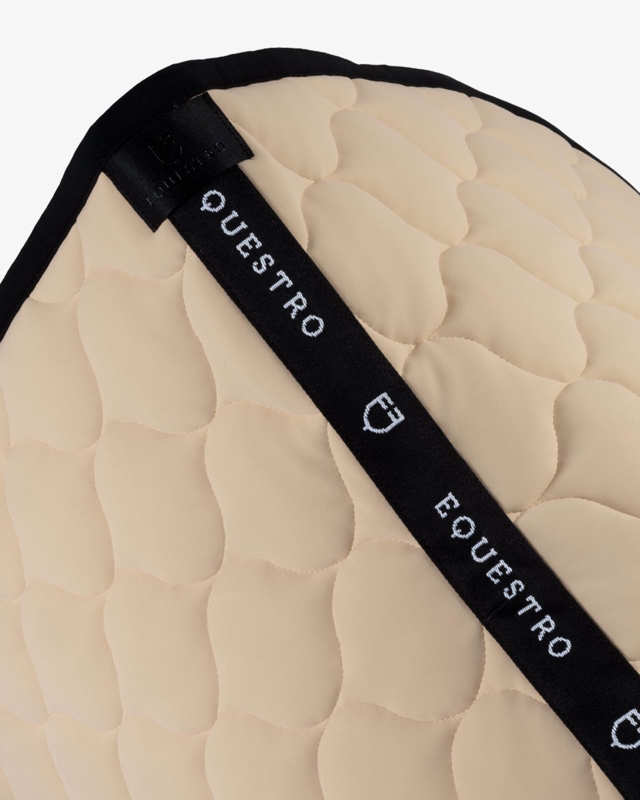 Dressage saddle pad with onion quilting