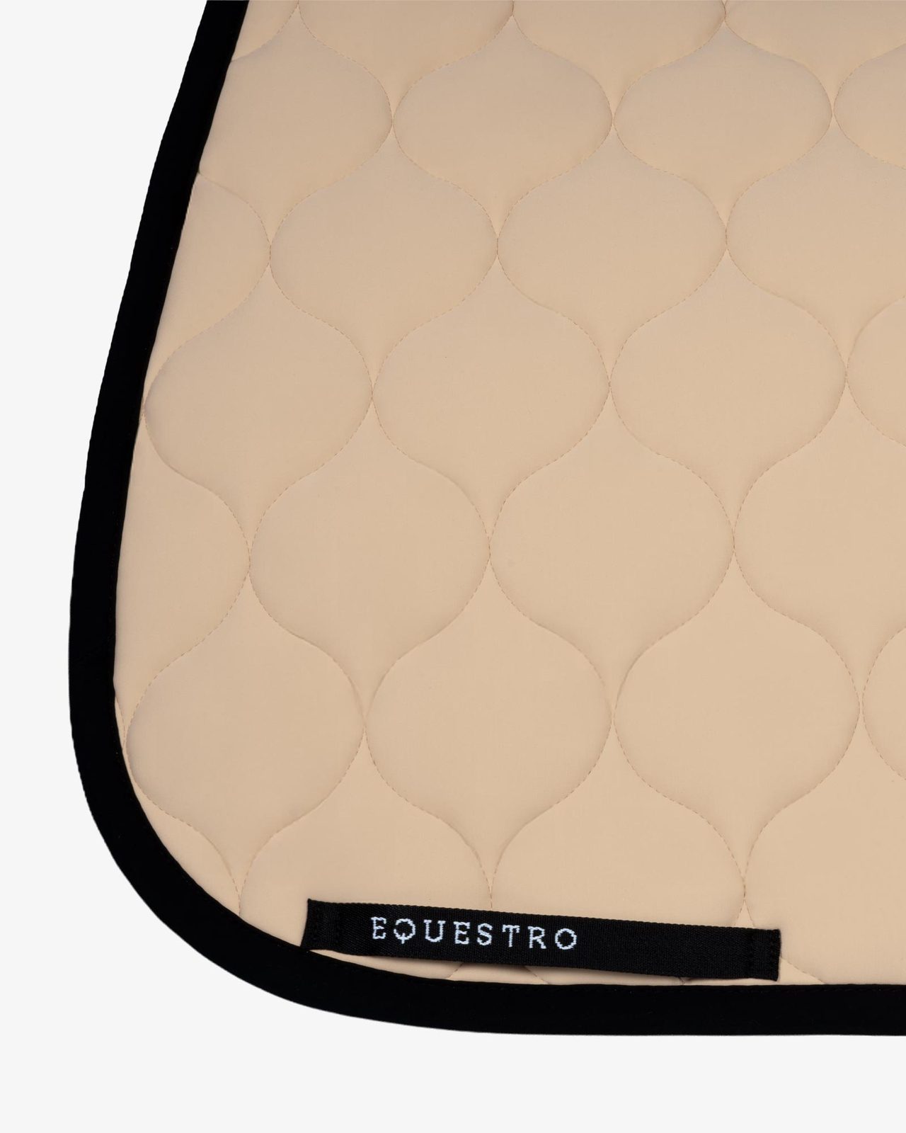 Dressage saddle pad with onion quilting