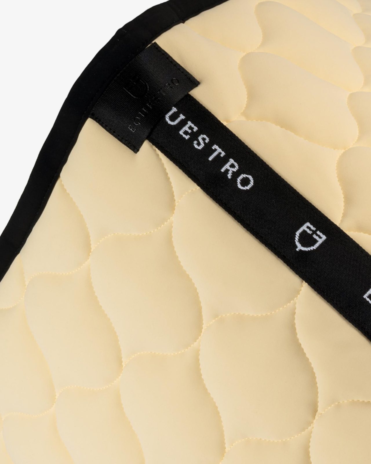 Jumping saddle pad with onion quilting