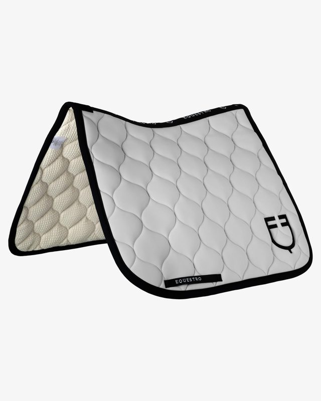 Dressage saddle pad with onion quilting