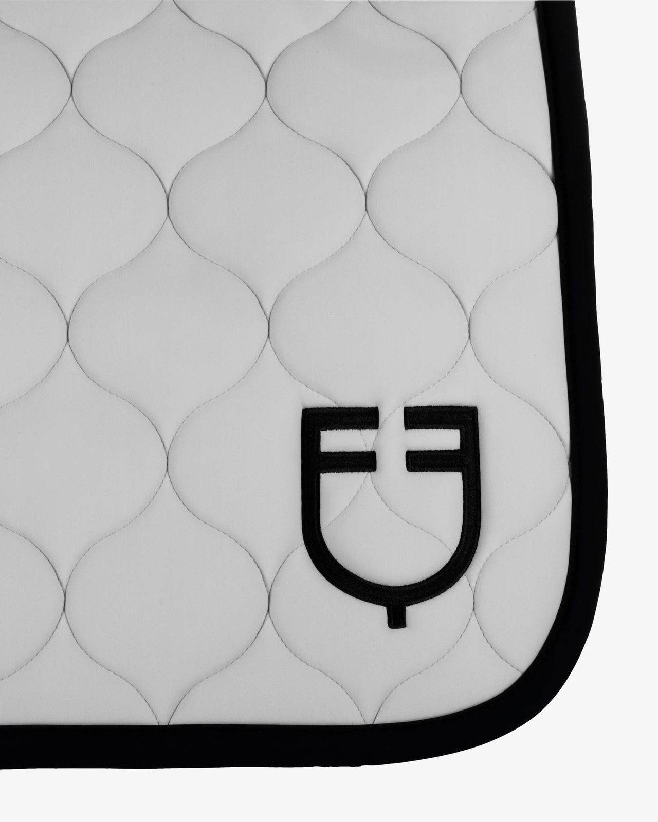 Dressage saddle pad with onion quilting