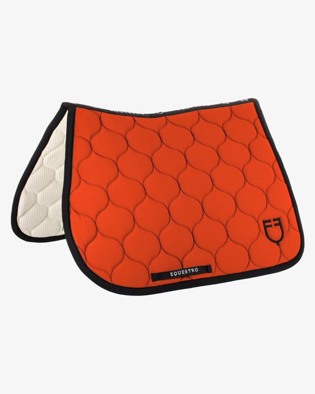 Jumping saddle pad with onion quilting