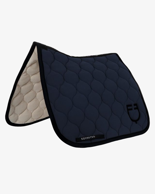 Dressage saddle pad with onion quilting