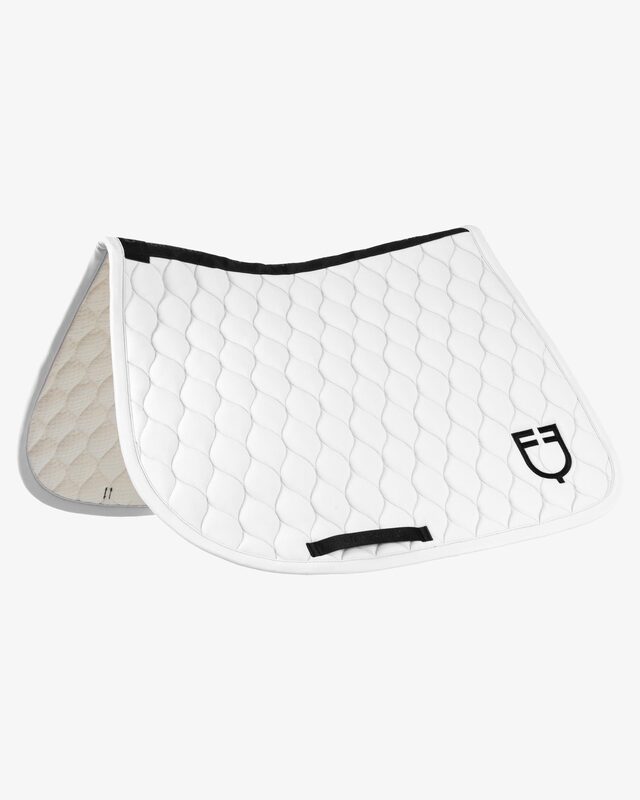 Jumping saddle pad with onion quilting