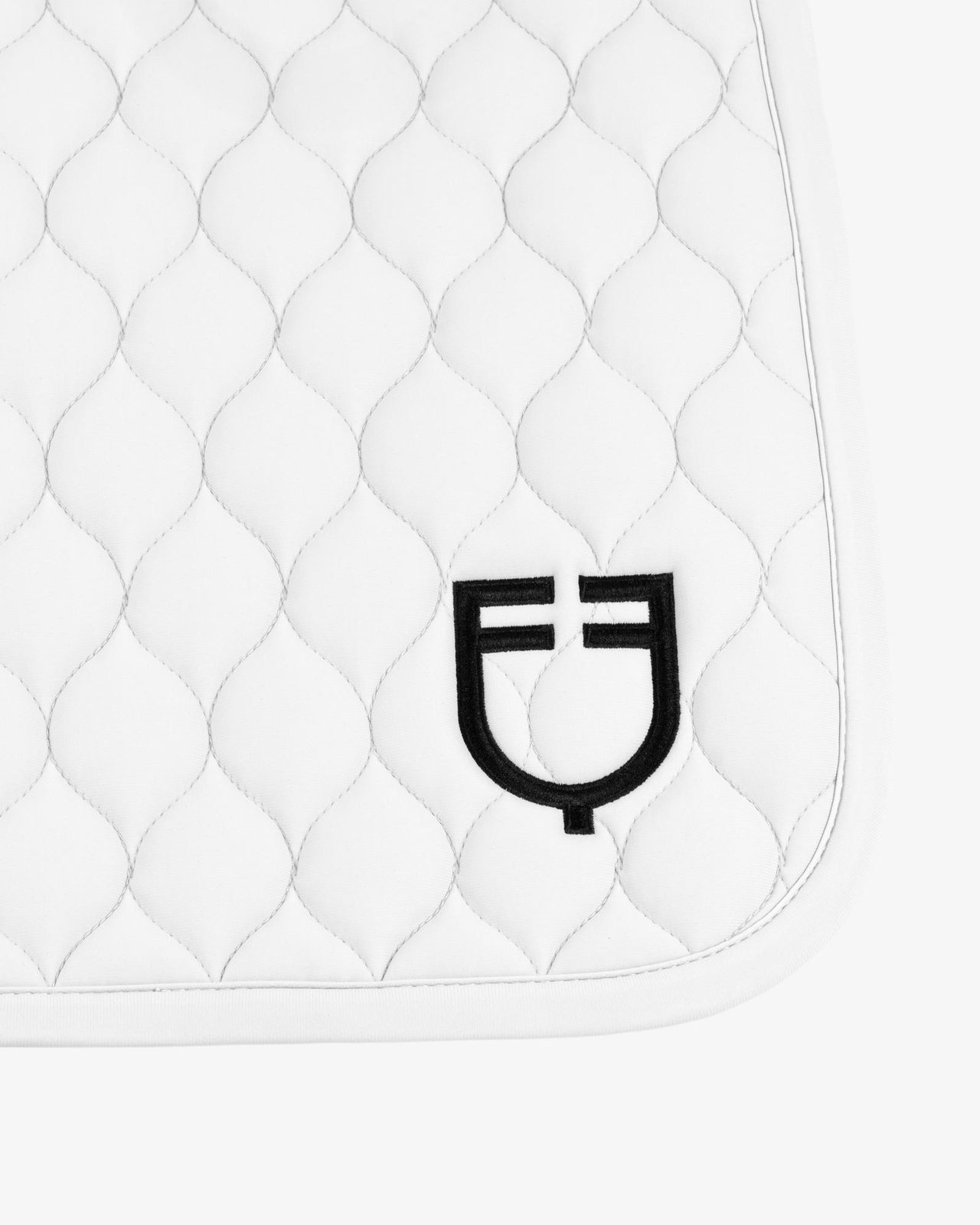 Jumping saddle pad with onion quilting