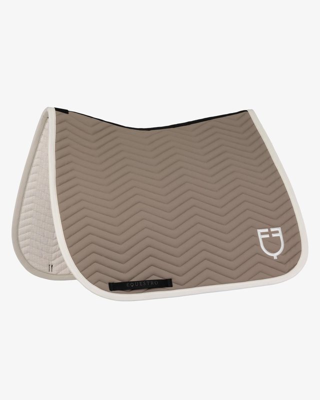Dressage saddle pad with wave quilting