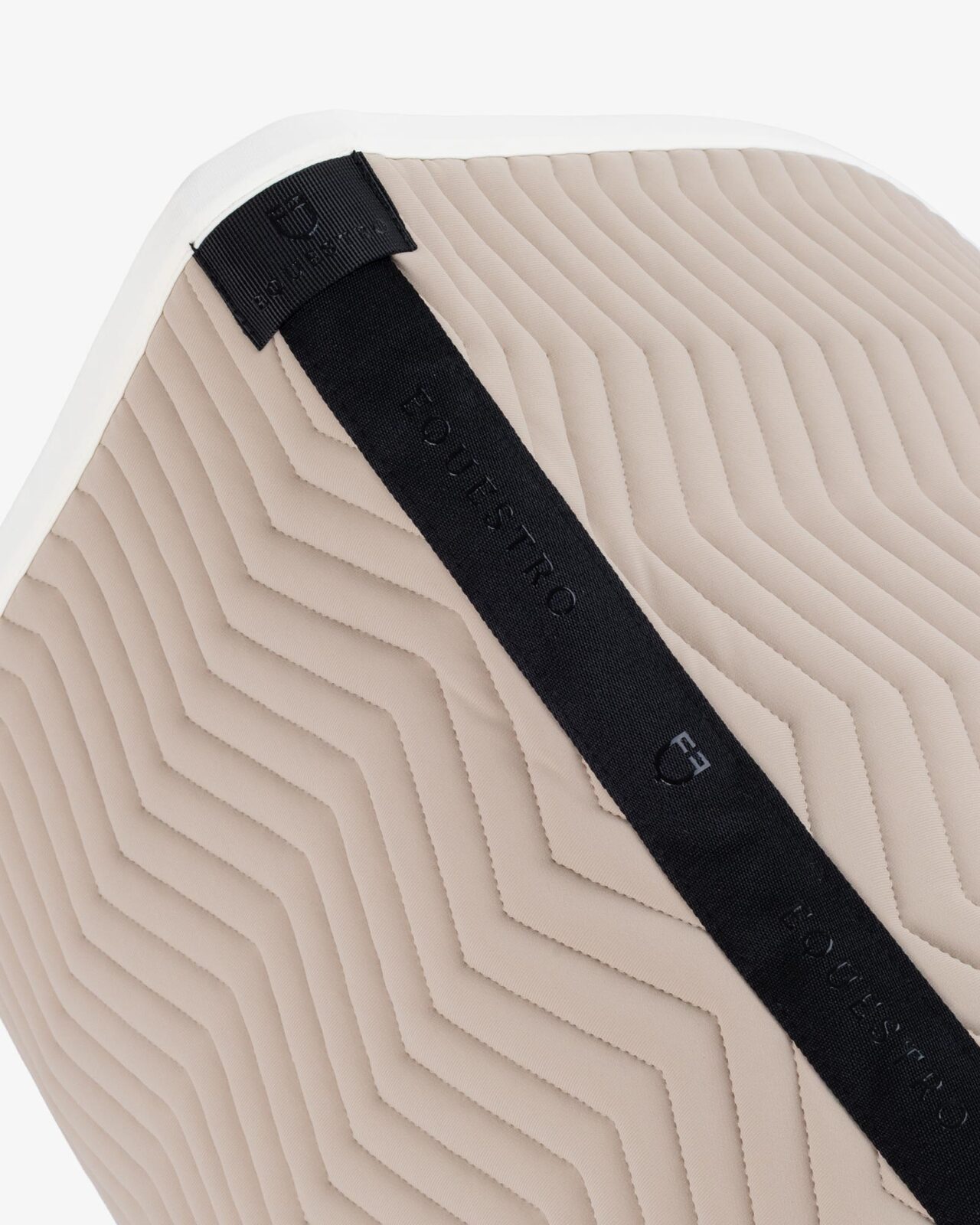 Dressage saddle pad with wave quilting