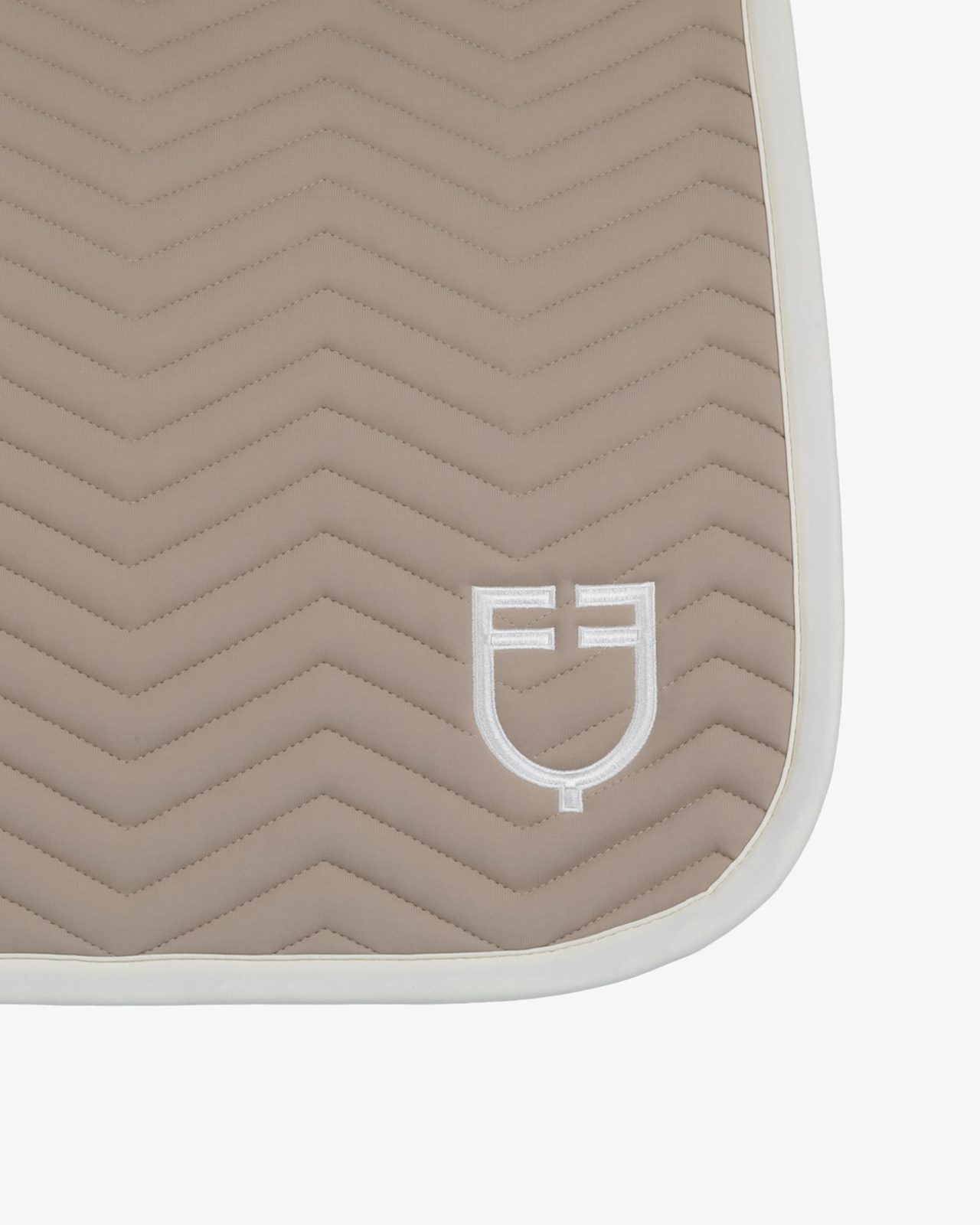 Dressage saddle pad with wave quilting
