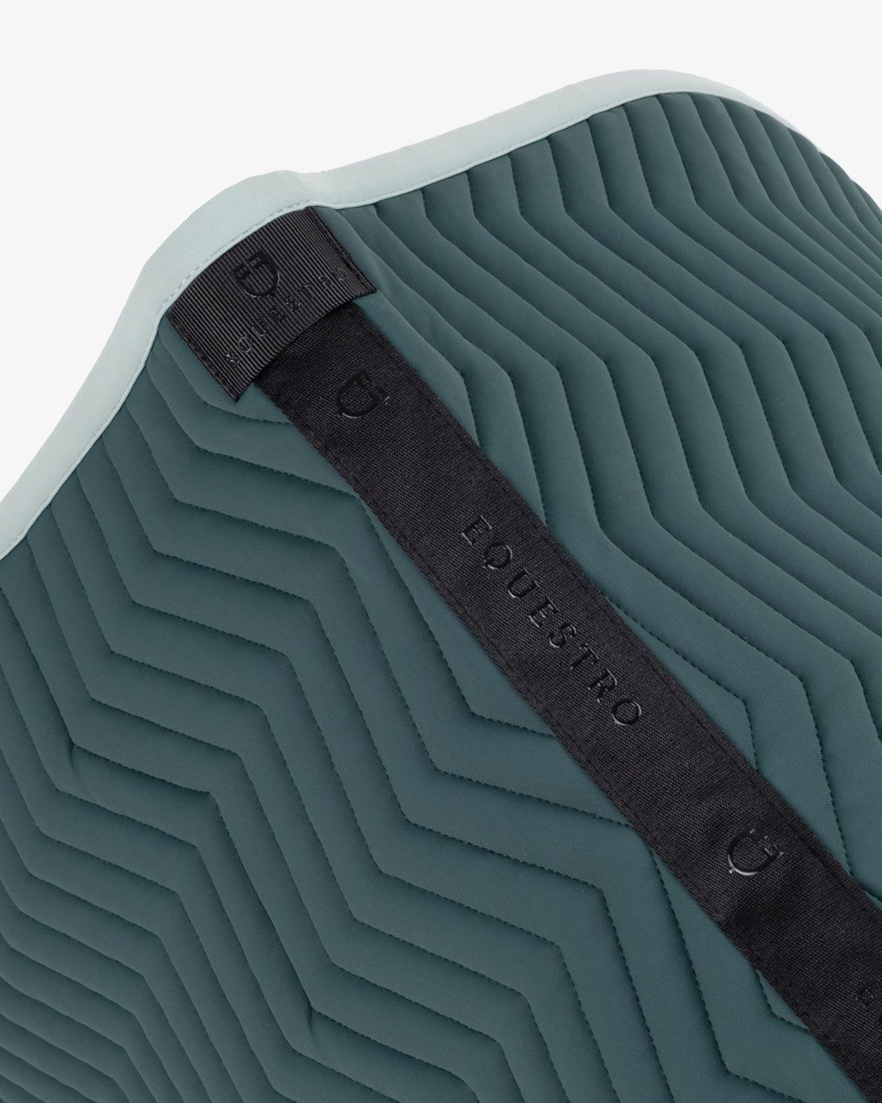Jumping saddle pad with wave quilting