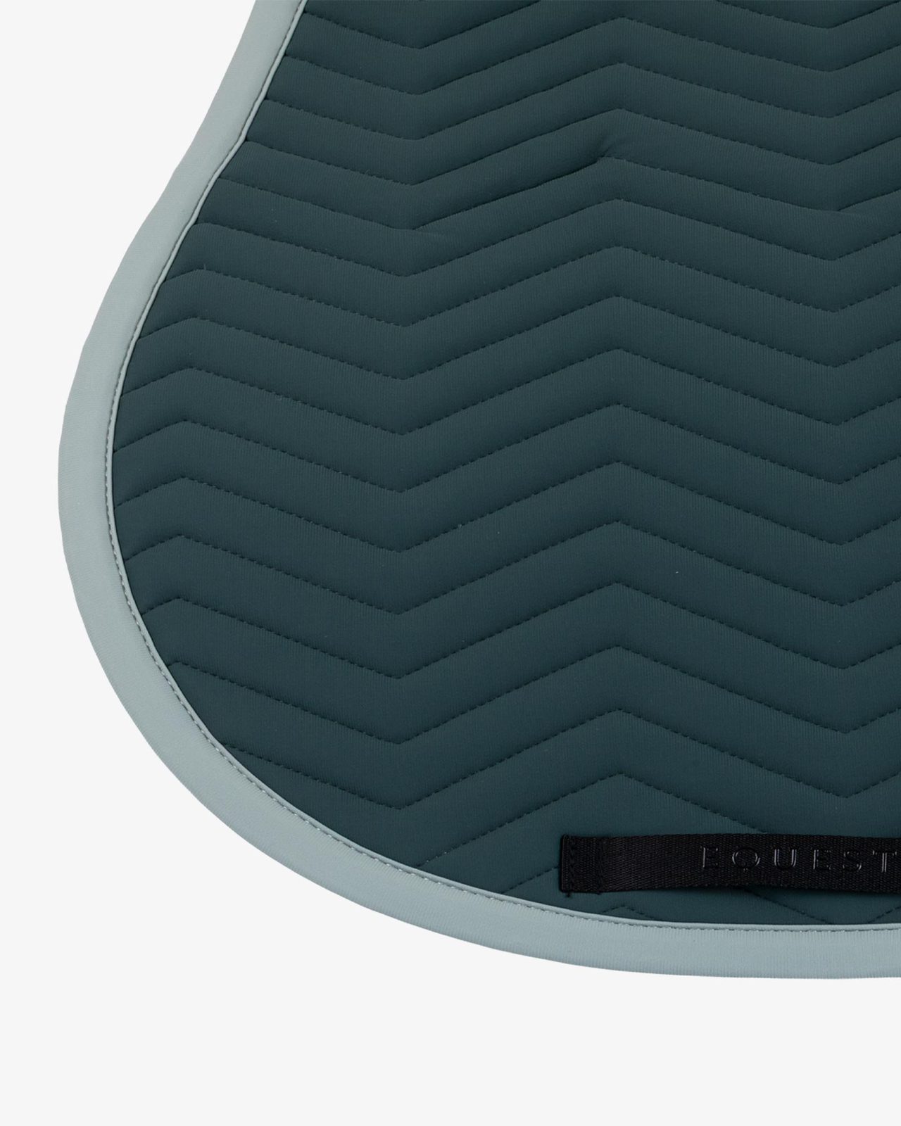 Jumping saddle pad with wave quilting