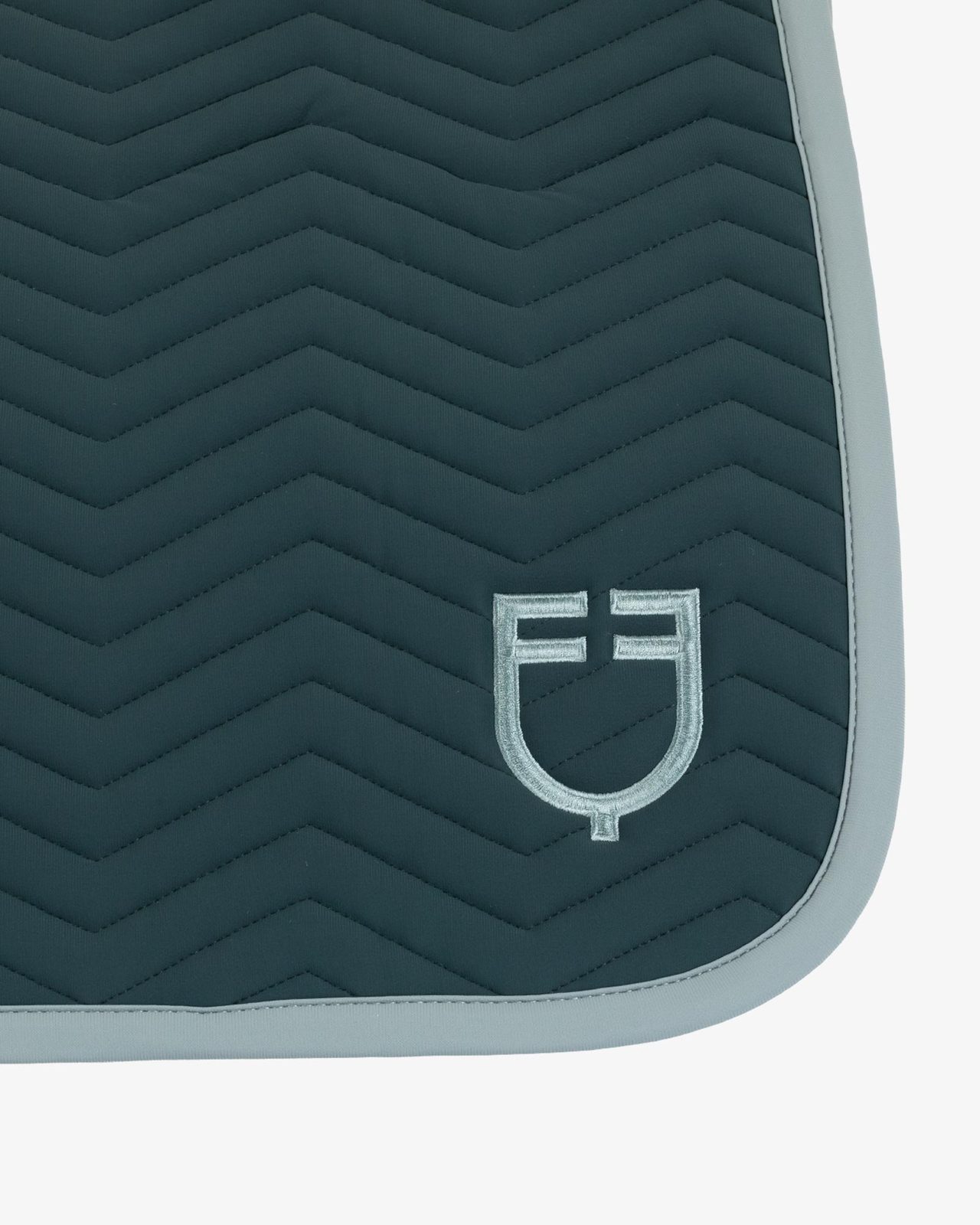 Jumping saddle pad with wave quilting