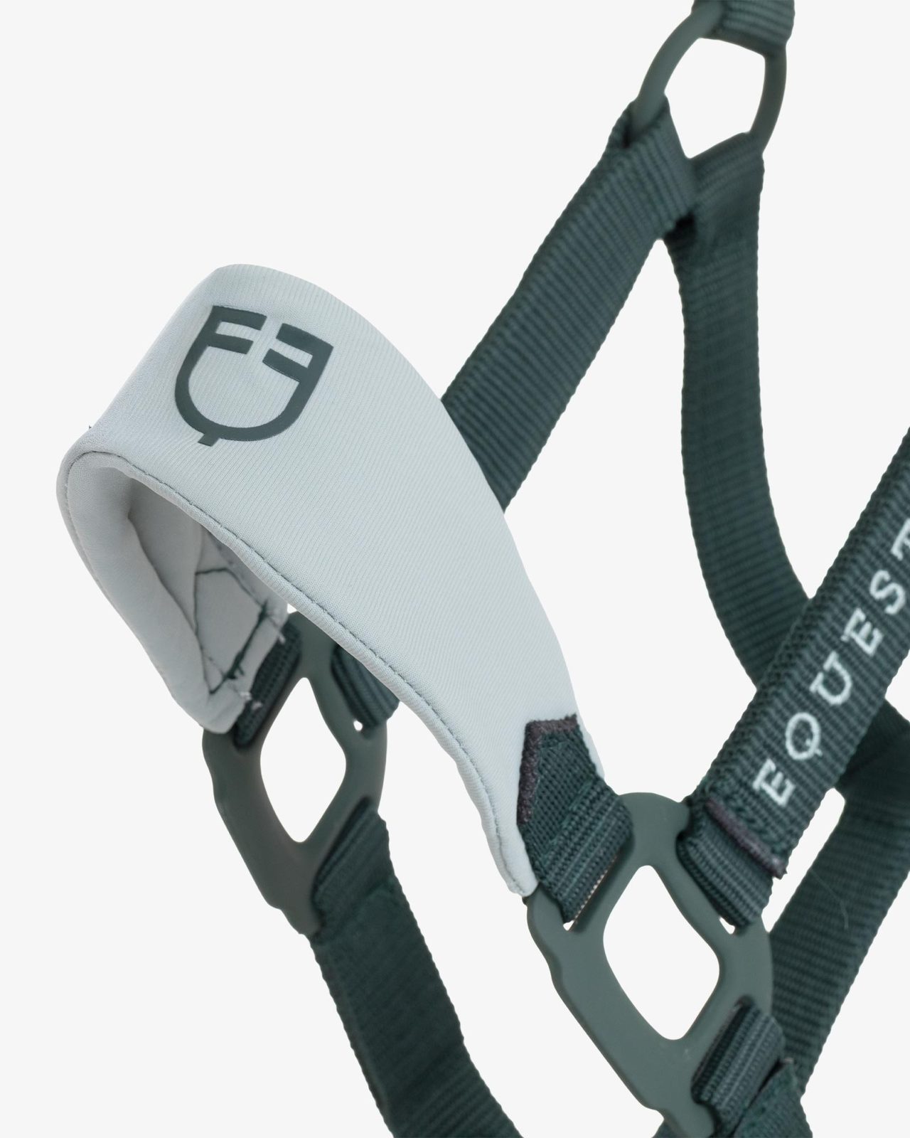 Technical halter with double adjustment and rubber-coated buckles