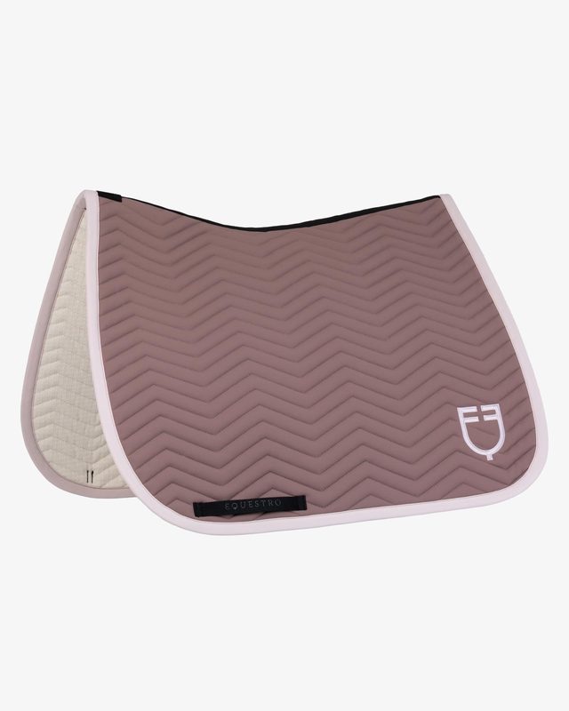 Dressage saddle pad with wave quilting