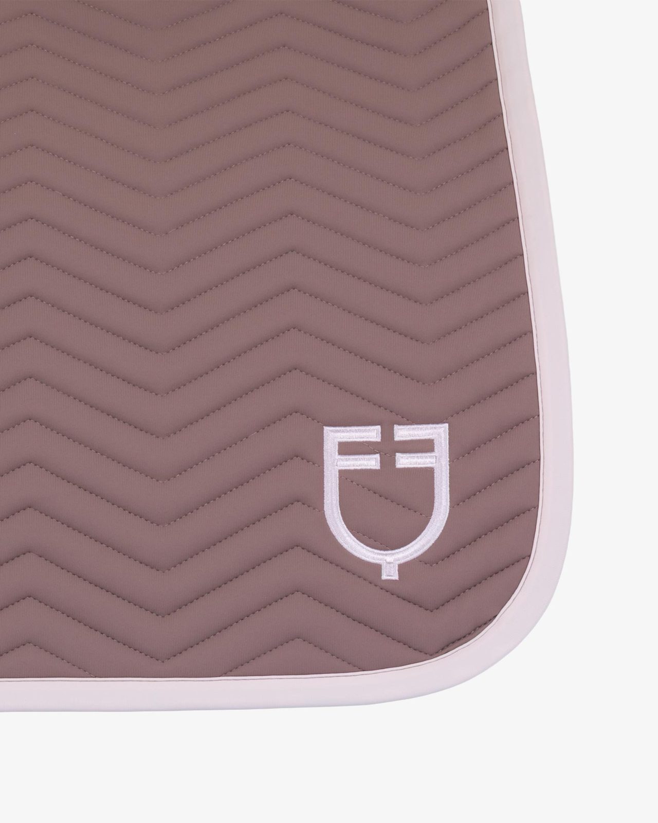 Dressage saddle pad with wave quilting