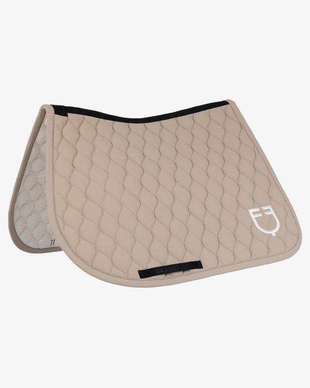 Jumping saddle pad with onion quilting