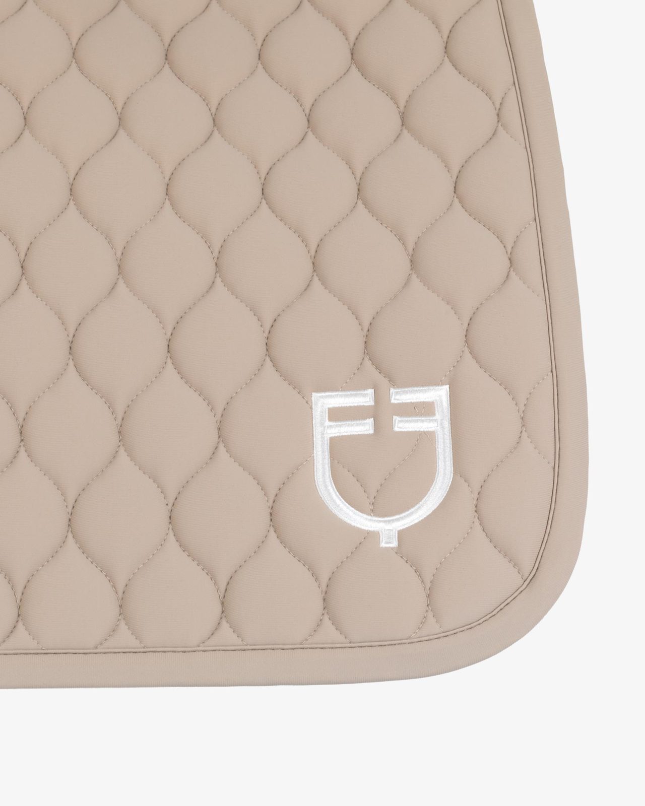 Jumping saddle pad with onion quilting