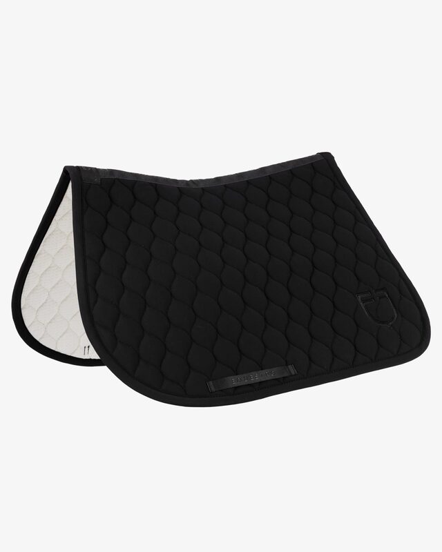 Jumping saddle pad with onion quilting