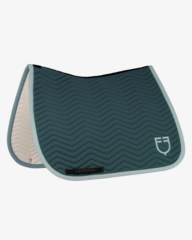 Dressage saddle pad with wave quilting