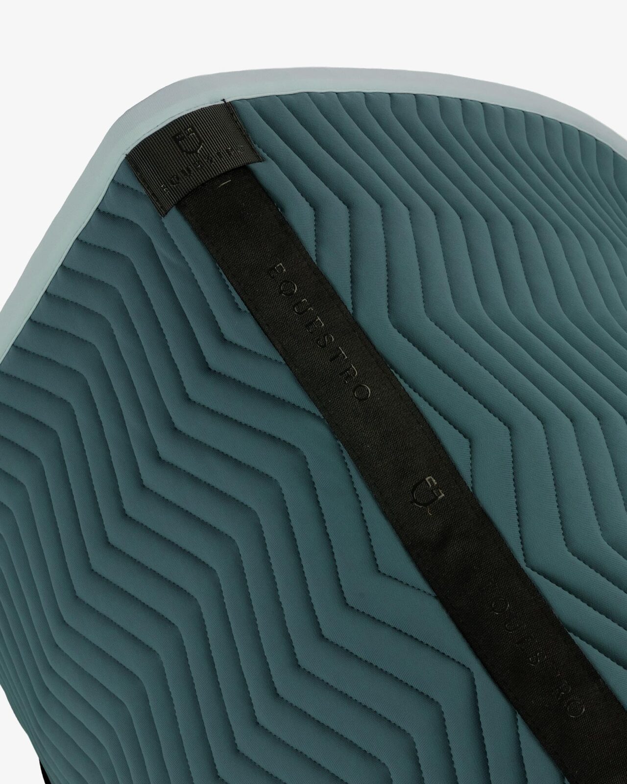 Dressage saddle pad with wave quilting