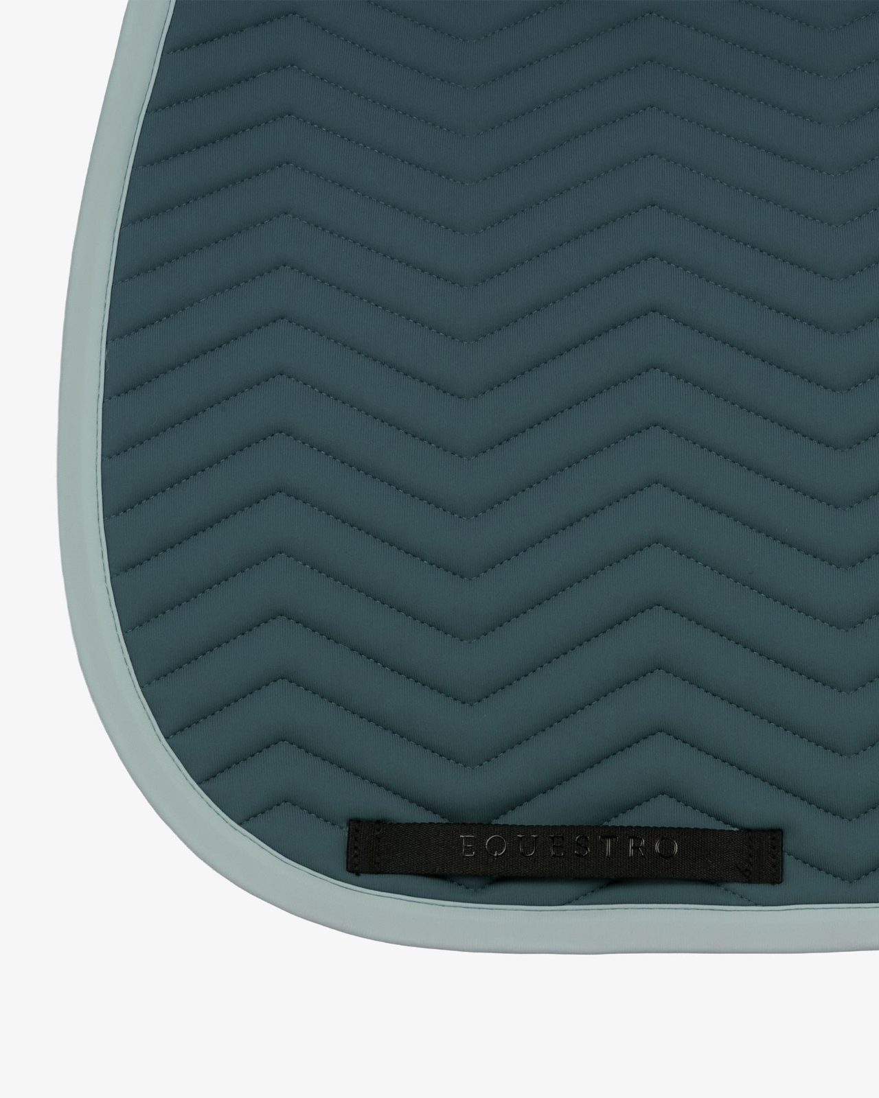 Dressage saddle pad with wave quilting