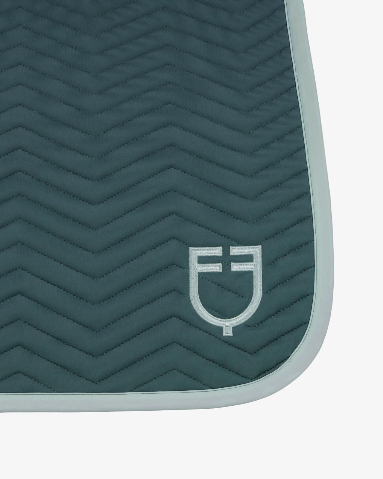 Dressage saddle pad with wave quilting