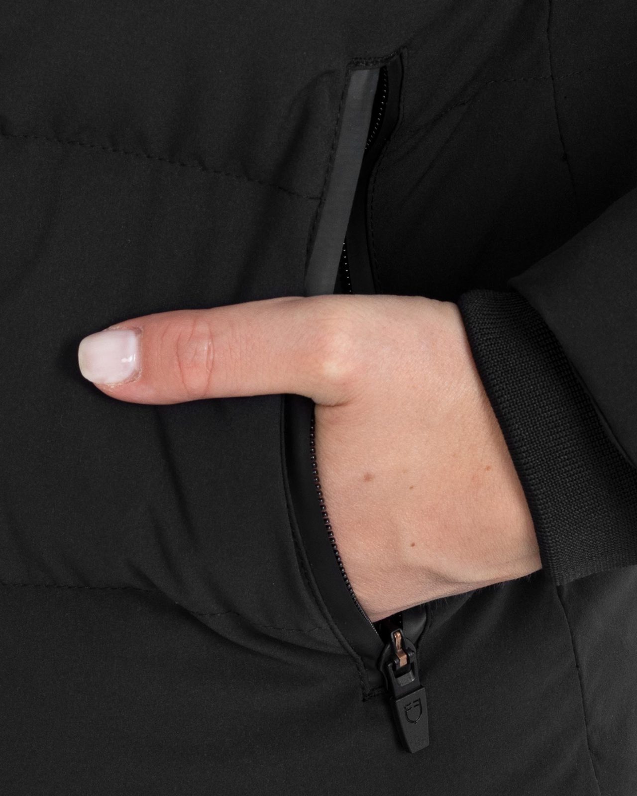 Women's hooded down jacket