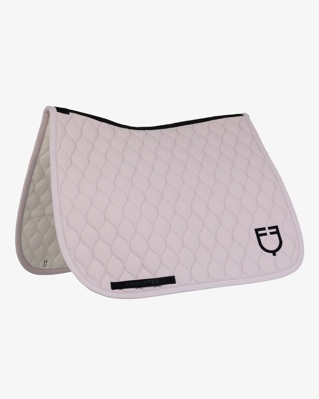 Dressage saddle pad with onion quilting