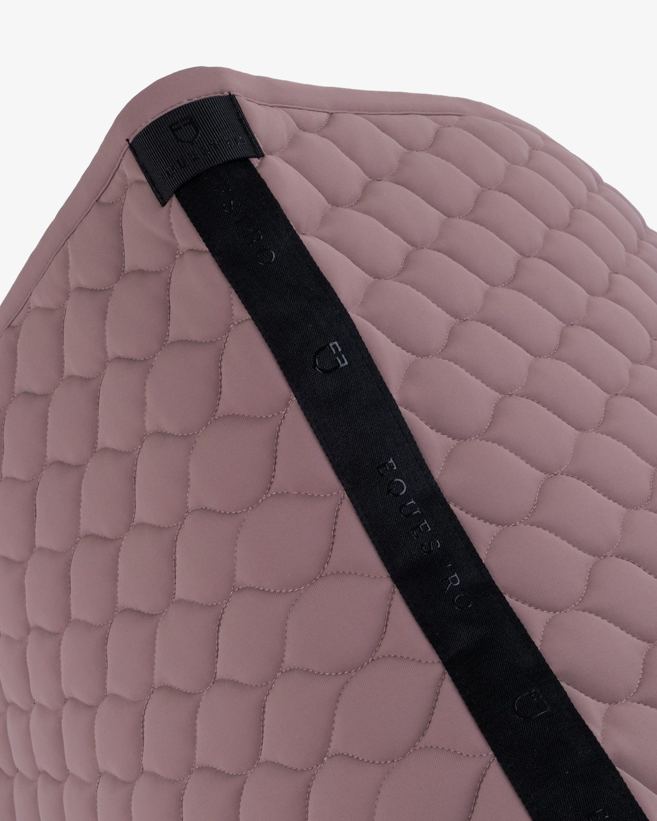 Dressage saddle pad with onion quilting