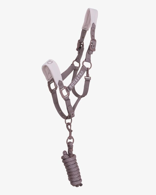 Technical halter with double adjustment and rubber-coated buckles