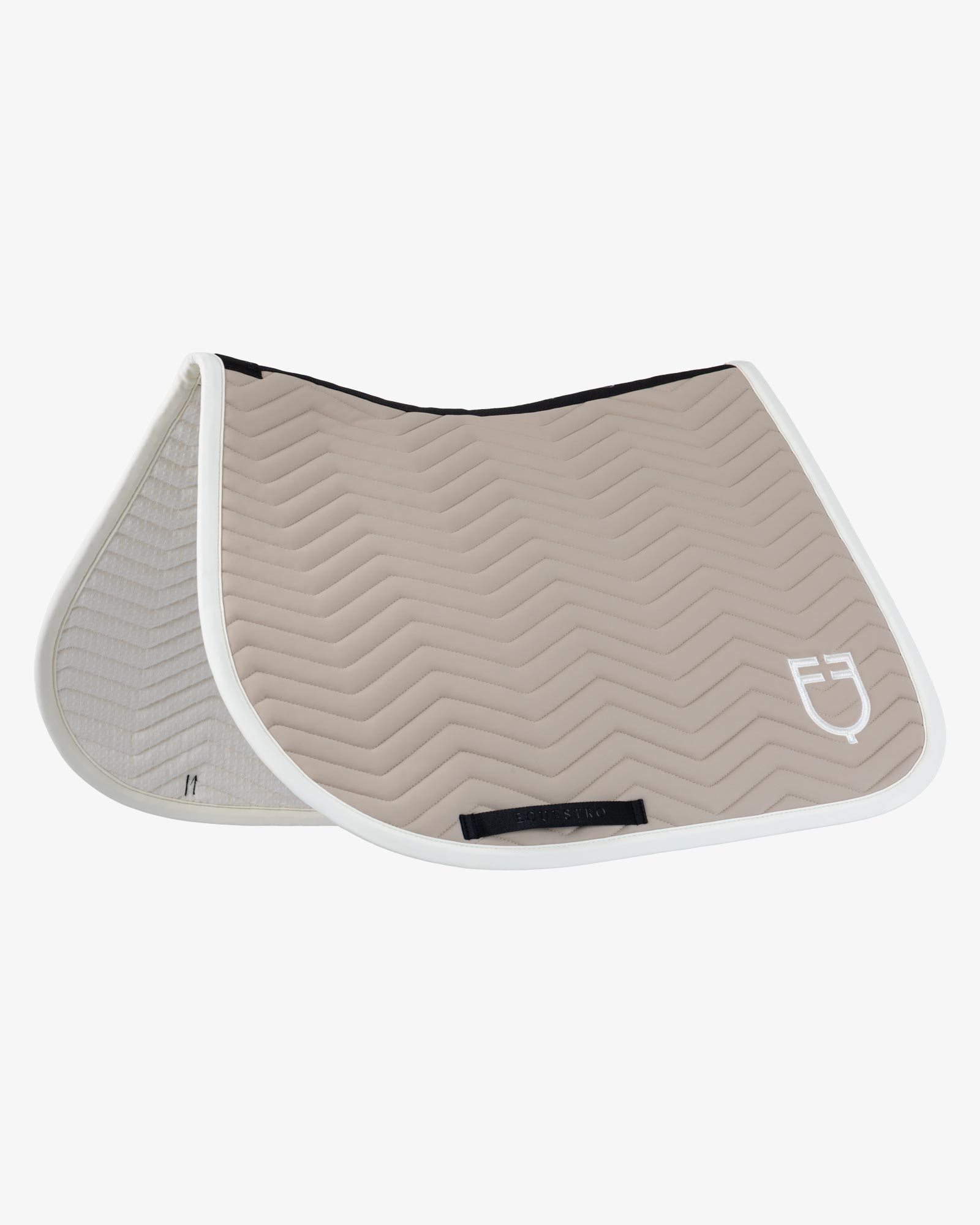 Jumping saddle pad with wave quilting